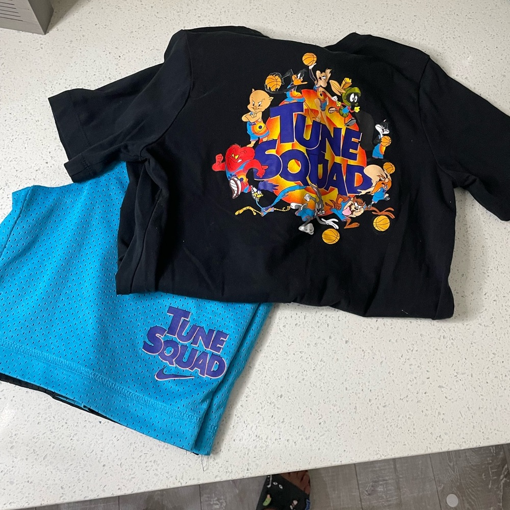 Boys size M space jam set reversible basketball shorts with matching top.